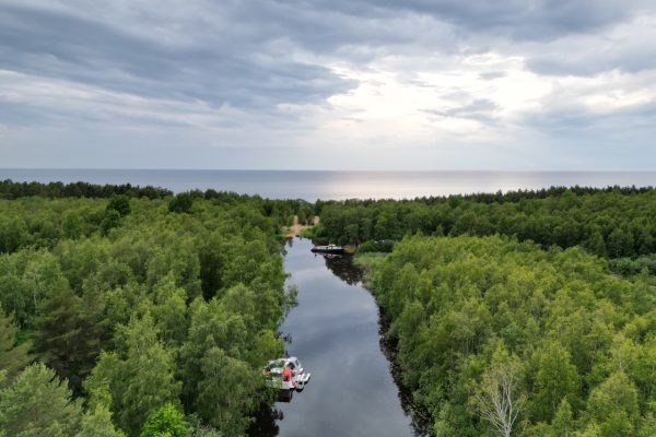 Глухая протока в деревне Черное